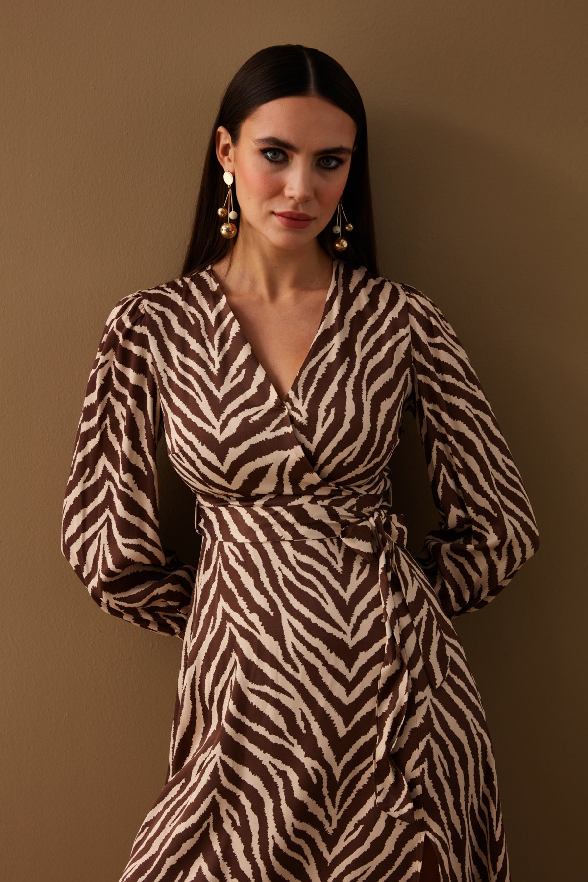 Saten Zebra Desenli Kuşaklı Saten Elbise - KAHVE. 5