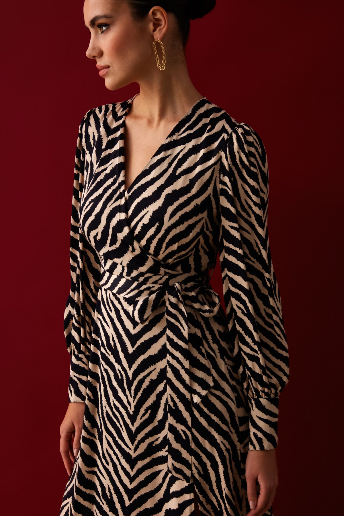Saten Zebra Desenli Kuşaklı Saten Elbise - SİYAH. 2
