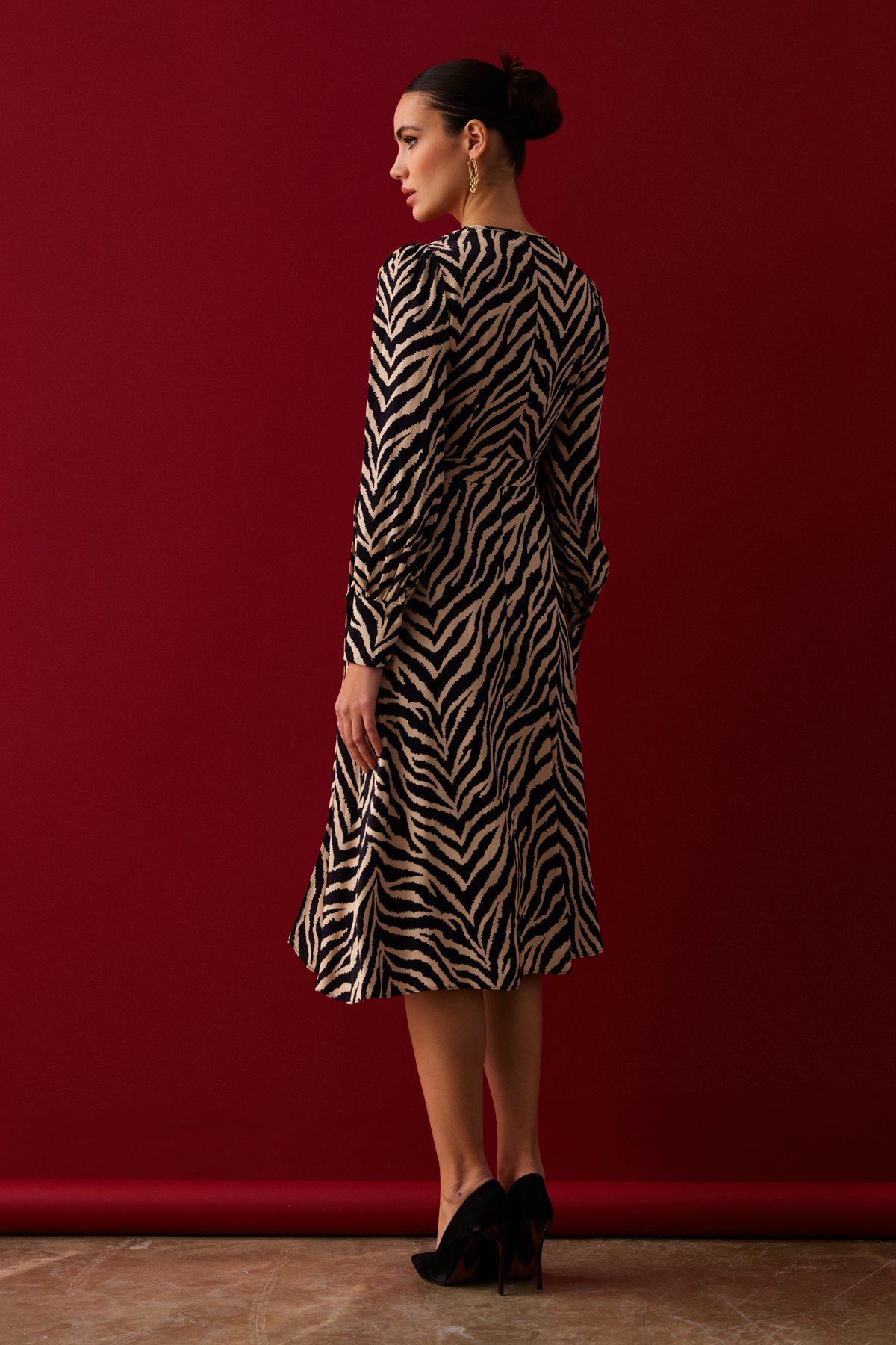 Saten Zebra Desenli Kuşaklı Saten Elbise - SİYAH. 8