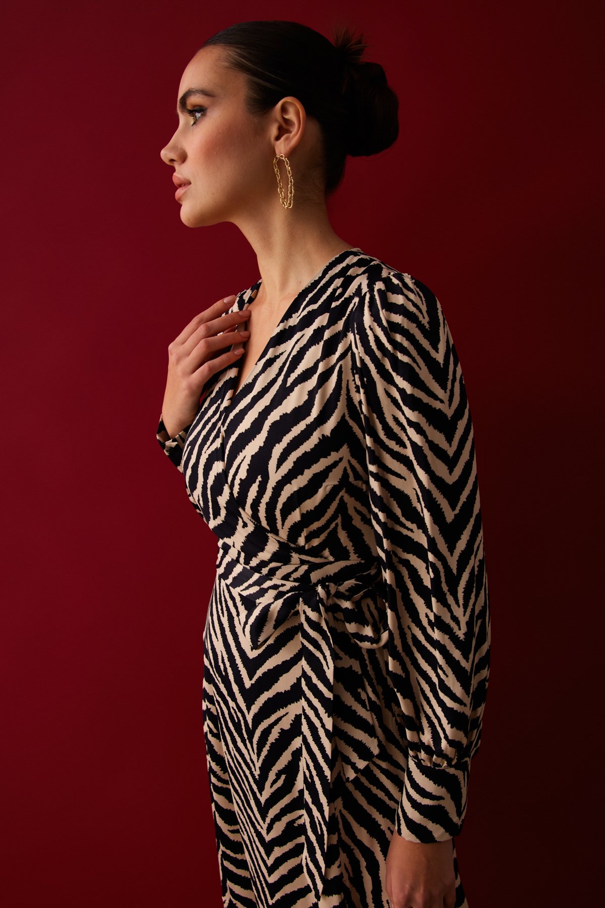 Saten Zebra Desenli Kuşaklı Saten Elbise - SİYAH. 7
