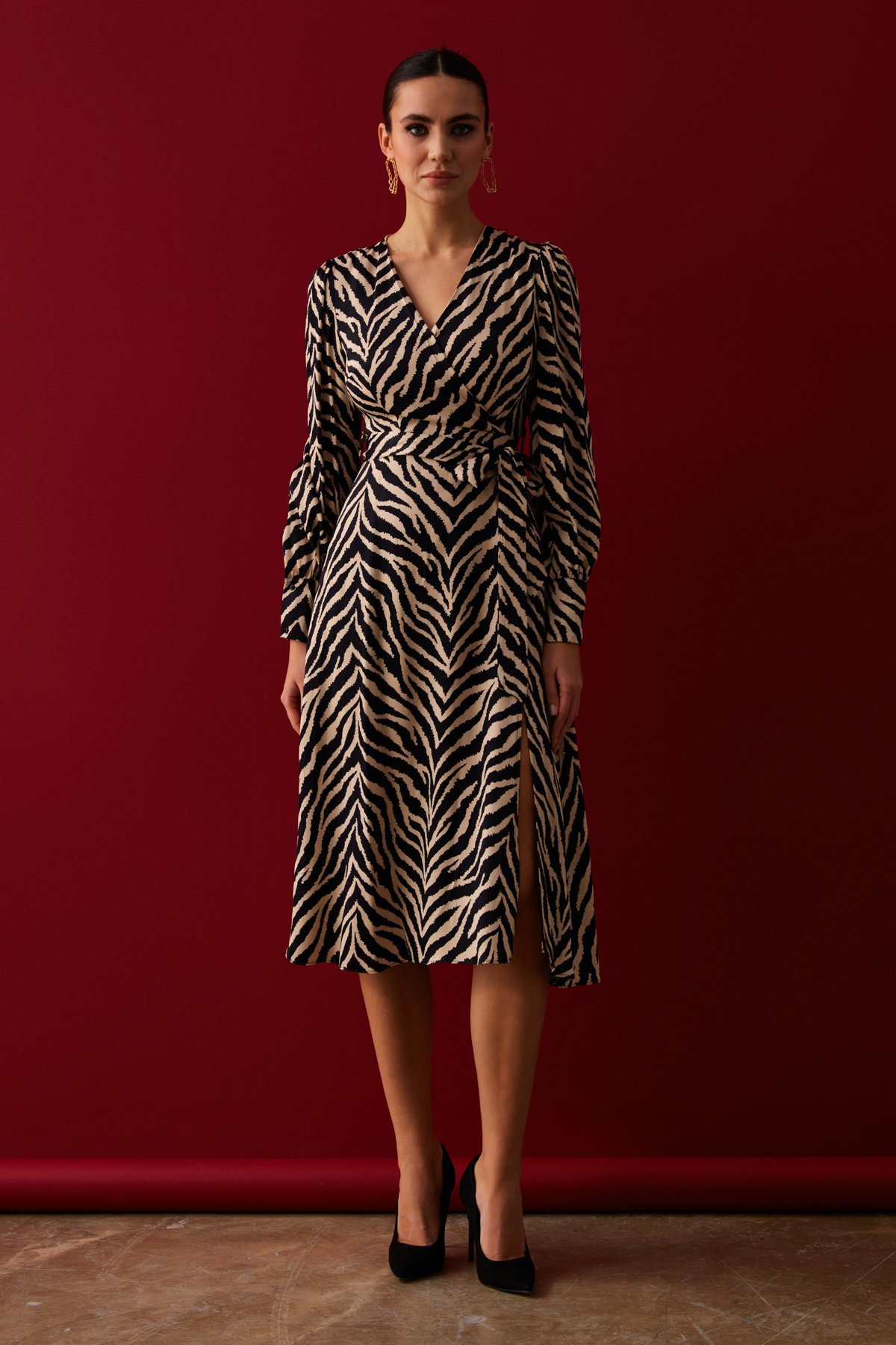 Saten Zebra Desenli Kuşaklı Saten Elbise - SİYAH. 4