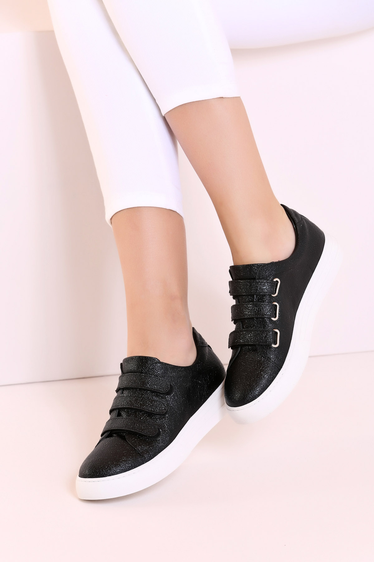 Cırt Cırtlı Siyah Spor Ayakkabı