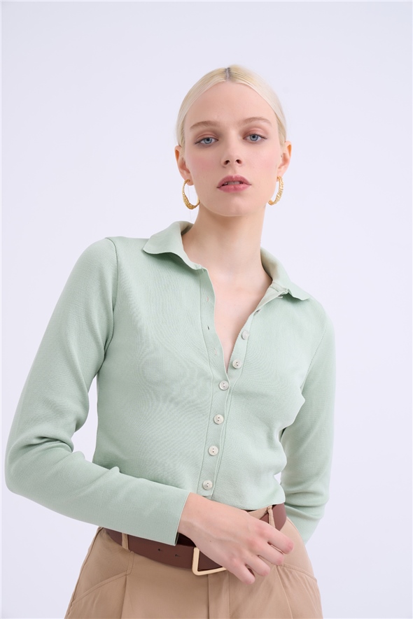 Knitwear crop with button detail - GREEN ALMOND