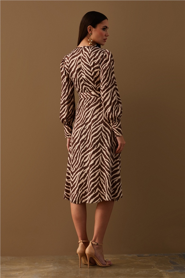 Zebra Desenli Kuşaklı Saten Elbise - KAHVE